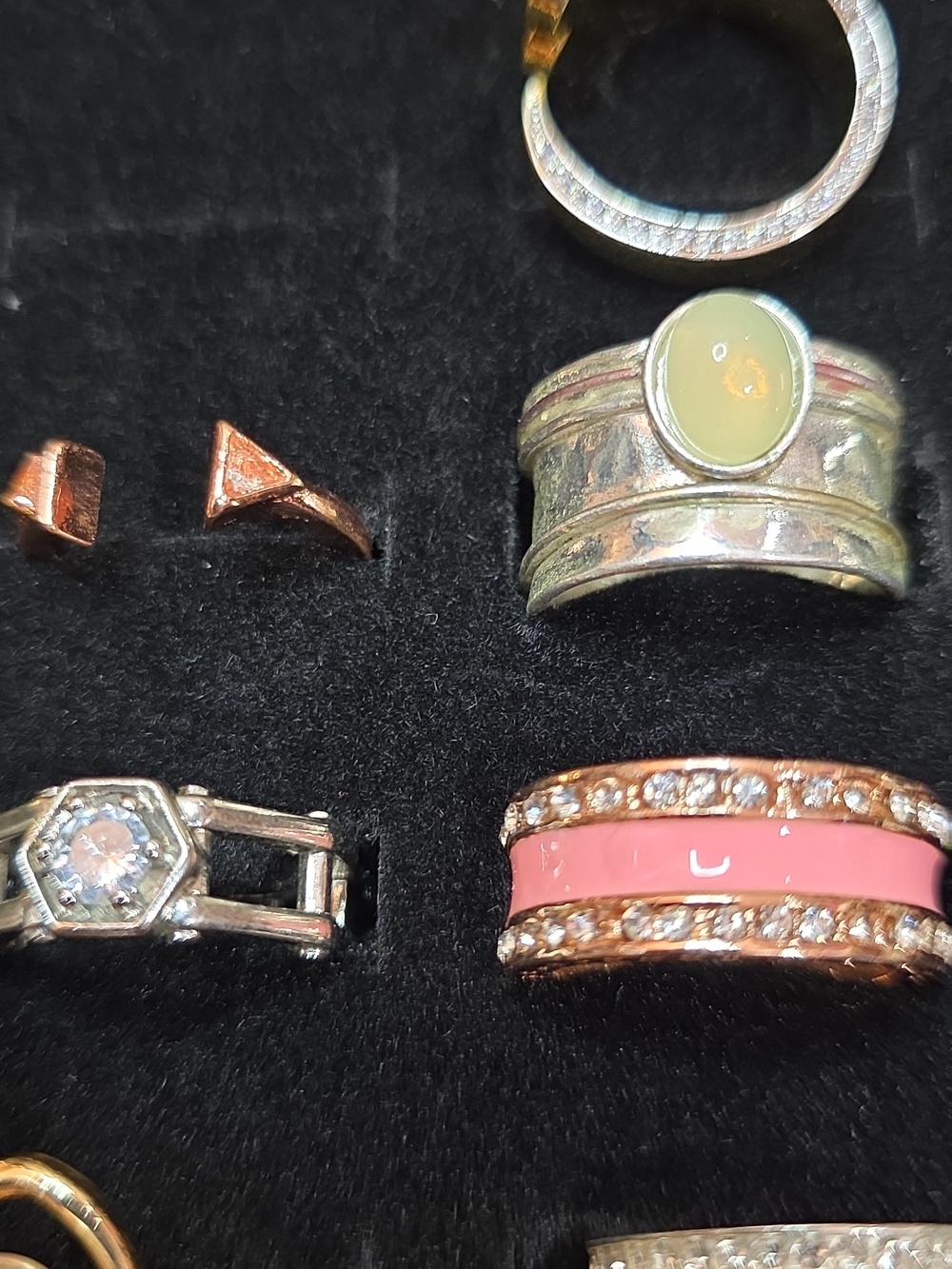 RESELLERS! LOT OF 50 HIGH QUALITY FASHION RINGS ALL IN EXCELLENT CONDITION - Picture 15 of 15